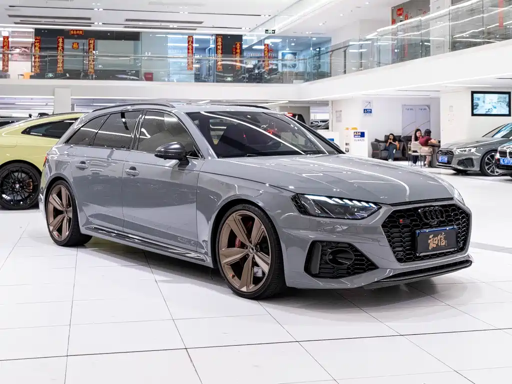Audi RS 4 RS4 Avant Dark Gold