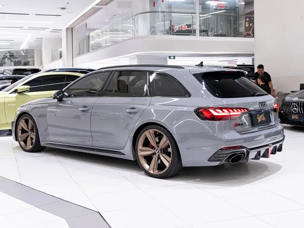 Audi RS 4 RS4 Avant Dark Gold