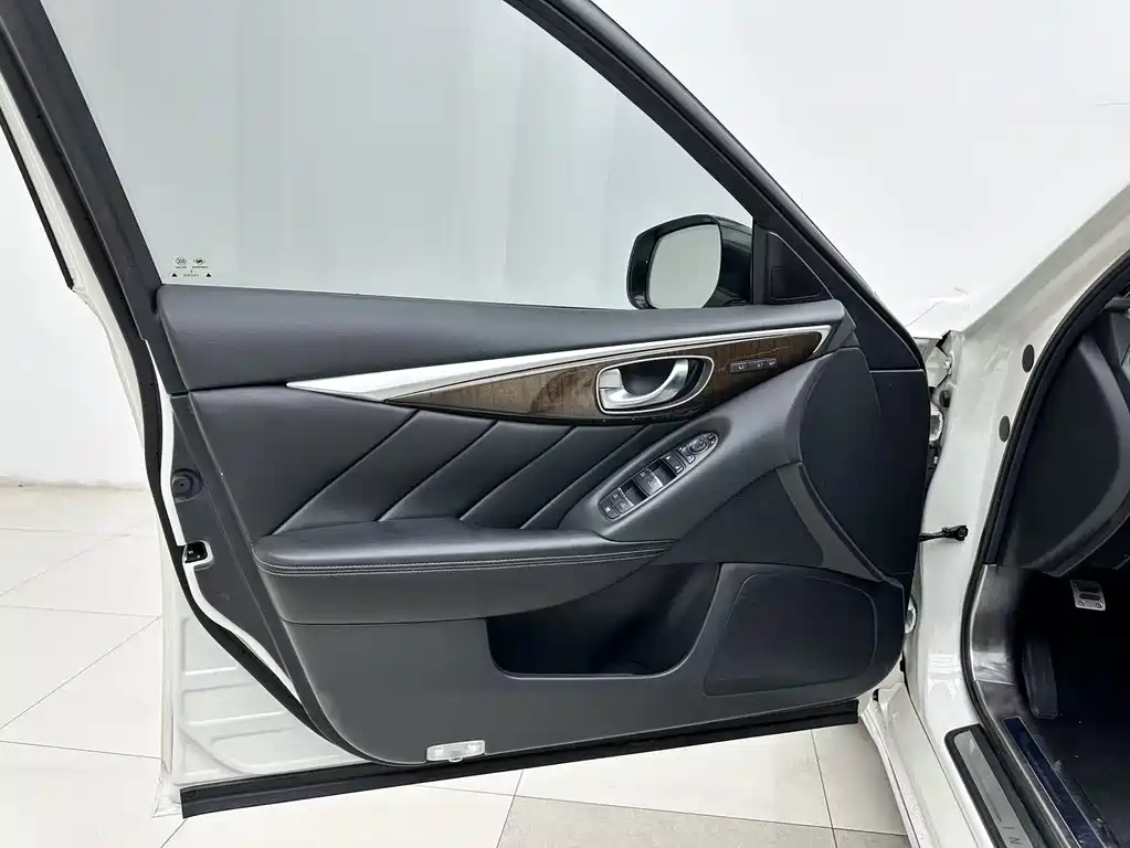 Infiniti Q50 L 2.0 T Luxury