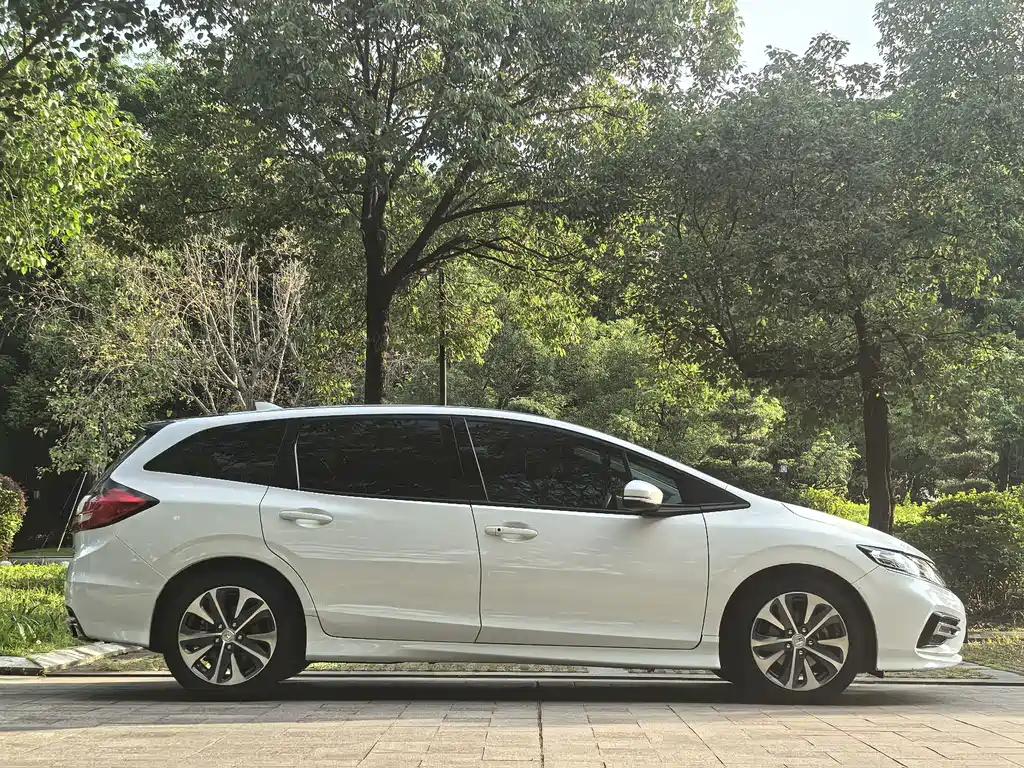 Jade 210 TURBO CVT Style 5-seat