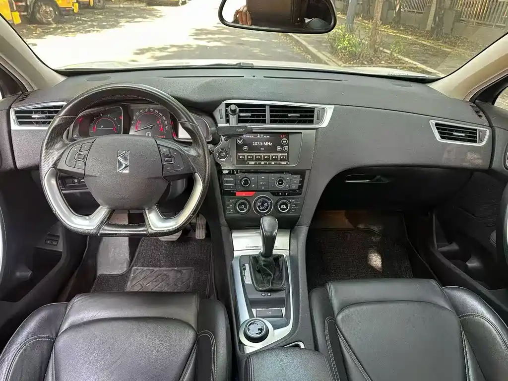 DS 6 1.6 T Luxury THP160