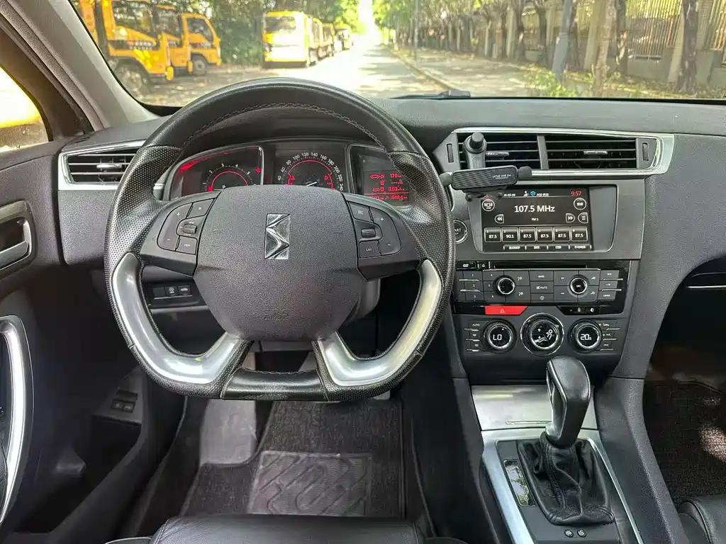 DS 6 1.6 T Luxury THP160