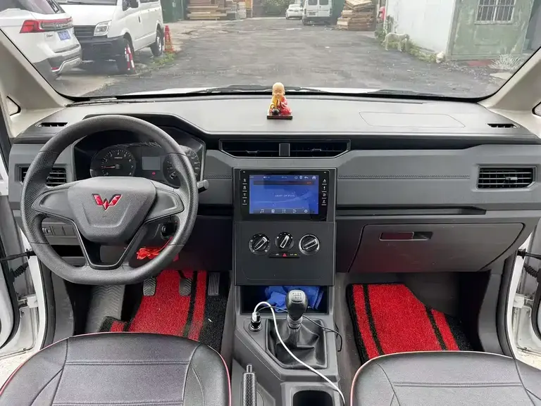 Wuling Hongguang PLUS 1.5 L Manual Standard 5-seat