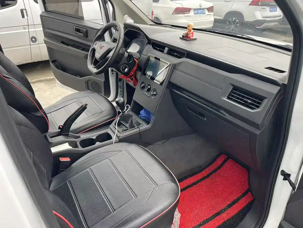 Wuling Hongguang PLUS 1.5 L Manual Standard 5-seat