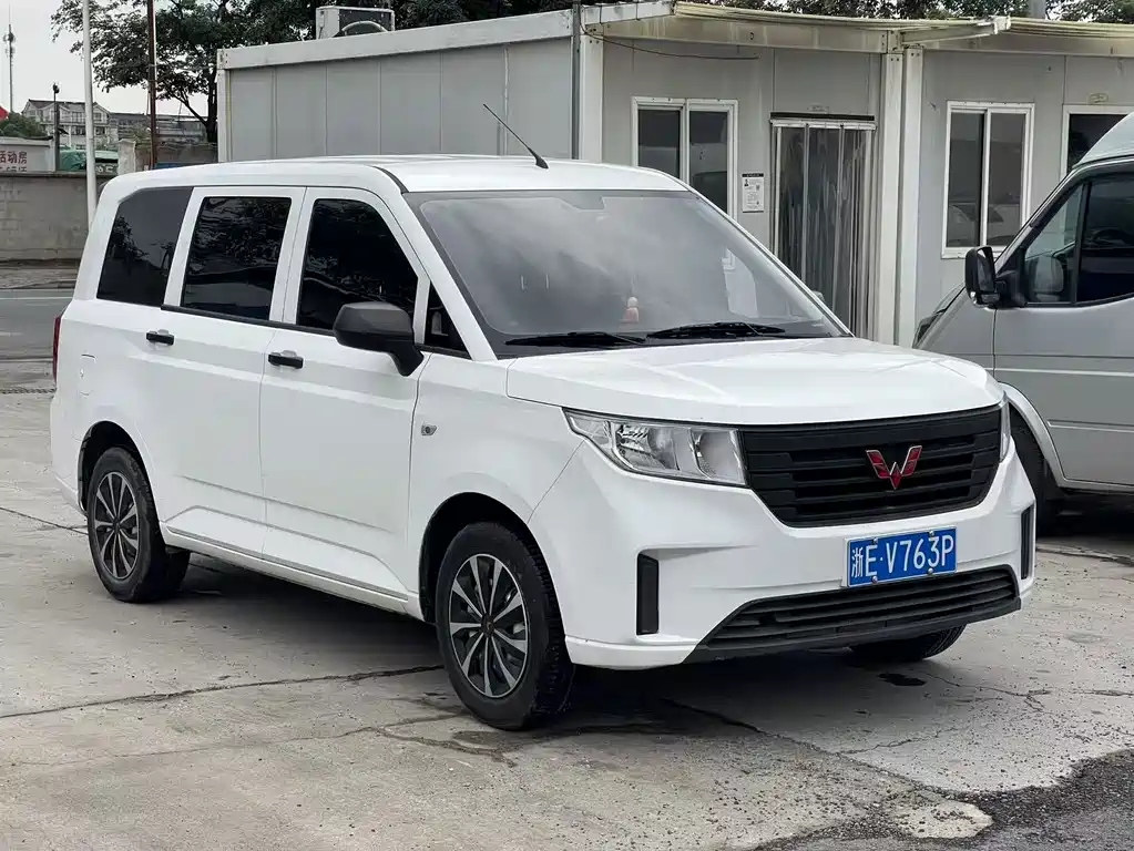 Wuling Hongguang PLUS 1.5 L Manual Standard 5-seat