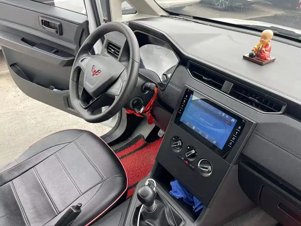 Wuling Hongguang PLUS 1.5 L Manual Standard 5-seat