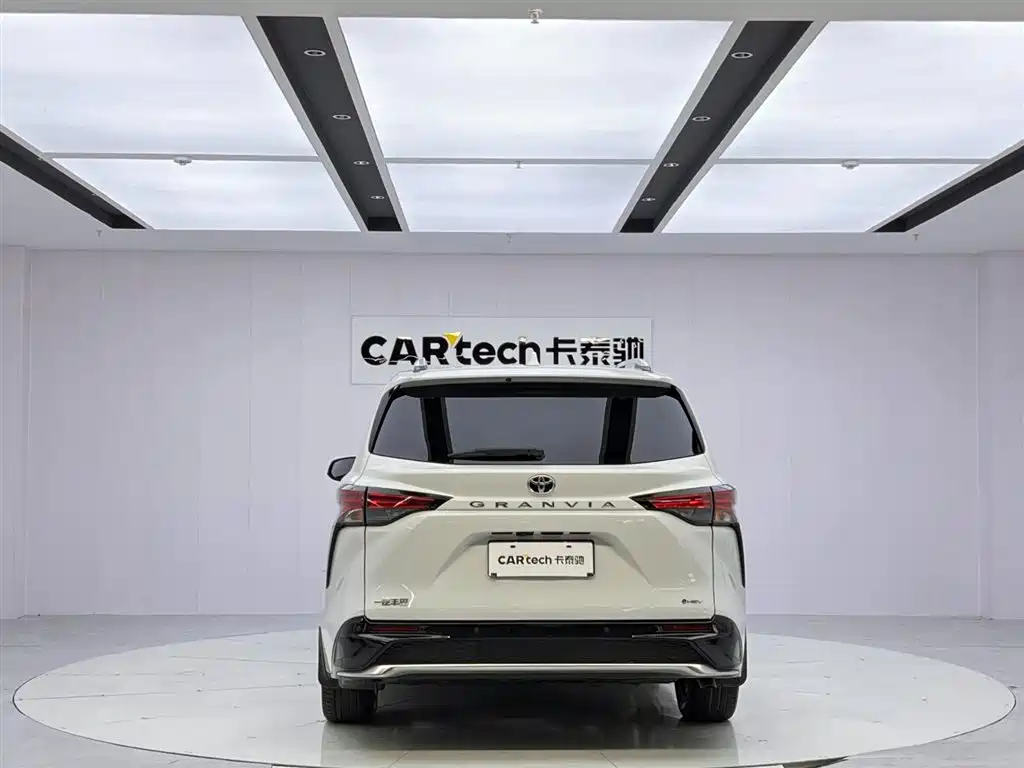 Granvia 2.5 L Hybrid Distinguished PLUS