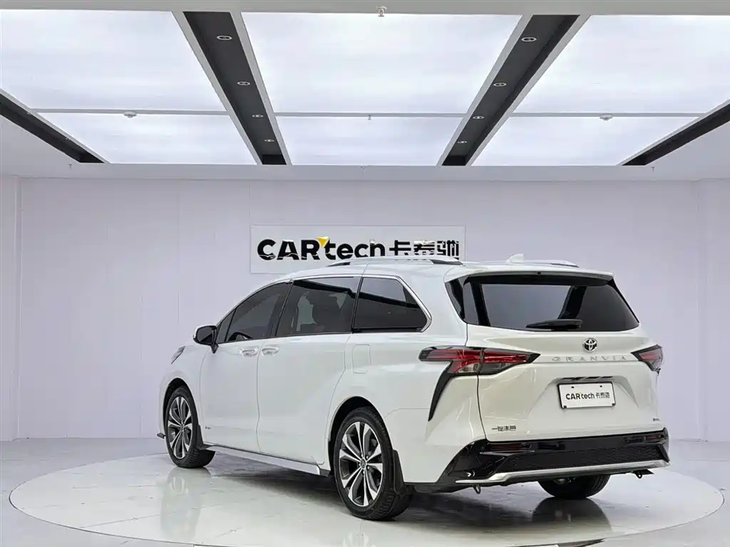 Granvia 2.5 L Hybrid Distinguished PLUS