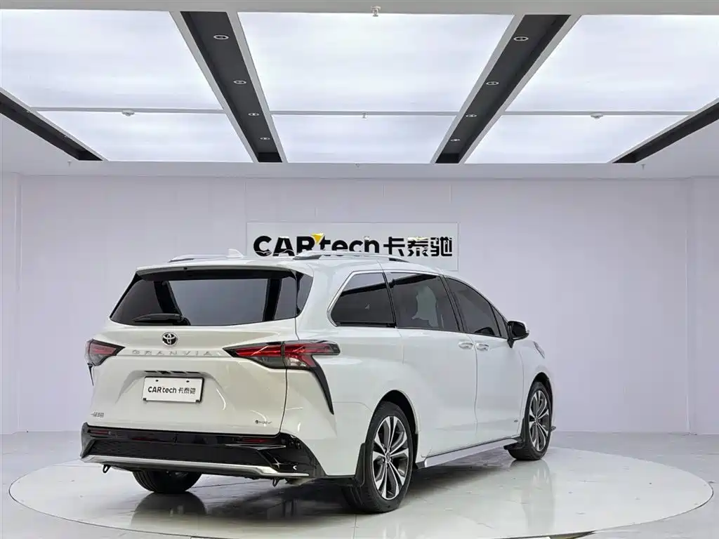 Granvia 2.5 L Hybrid Distinguished PLUS
