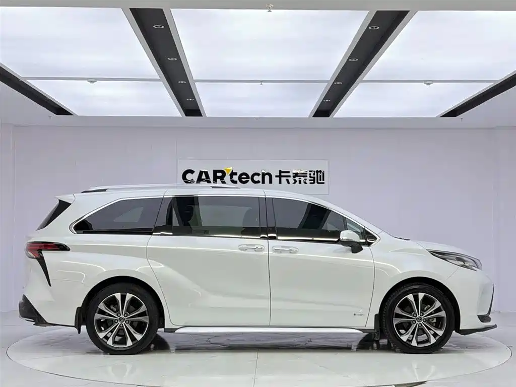 Granvia 2.5 L Hybrid Distinguished PLUS