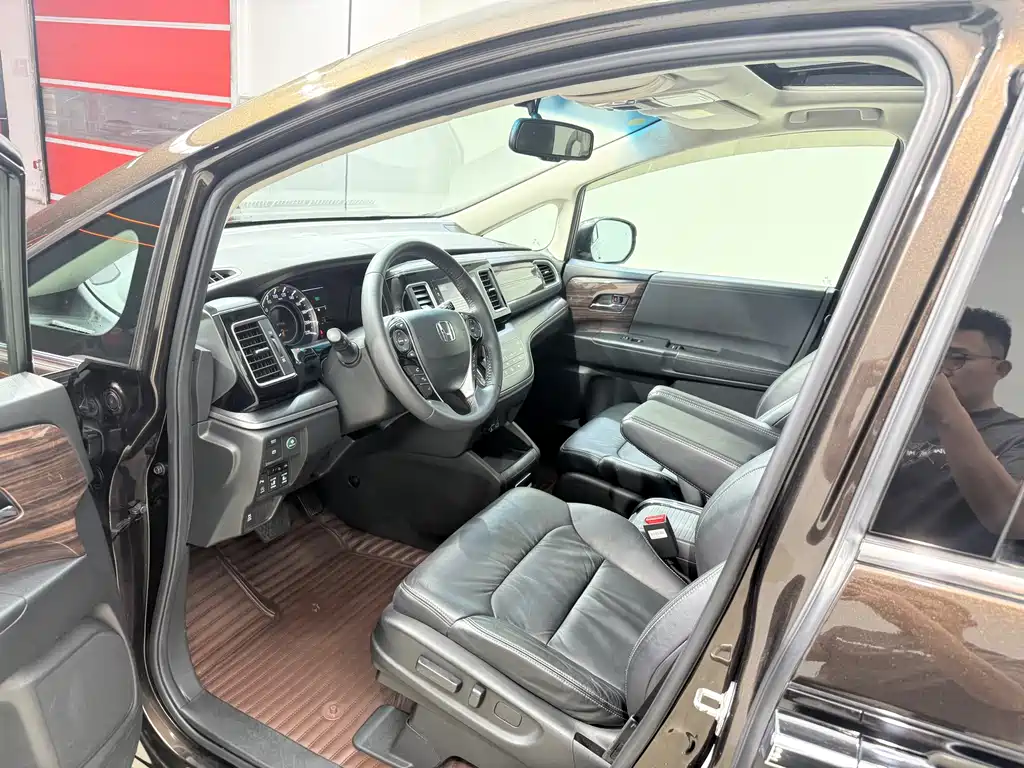 Elysion 2.4 L Luxury