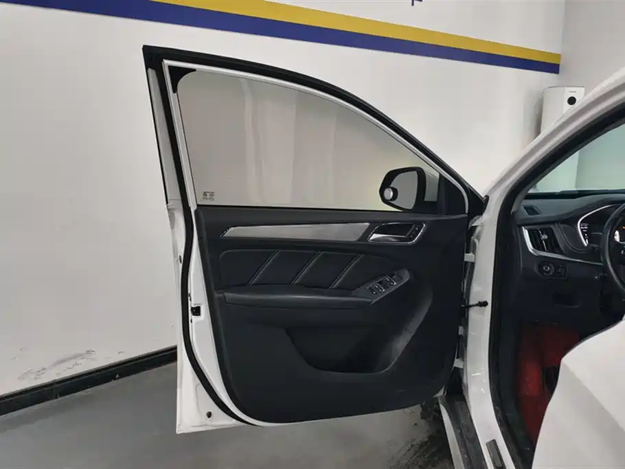 Roewe RX5 30 T 2 WD Auto Internet Smart Enjoyment