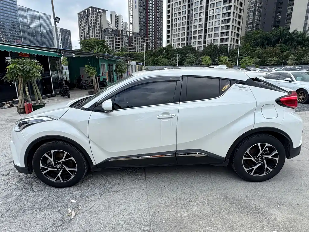 Toyota C-HR 2.0 L Leading Sunroof CN-V