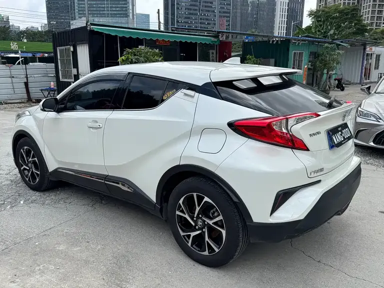 Toyota C-HR 2.0 L Leading Sunroof CN-V