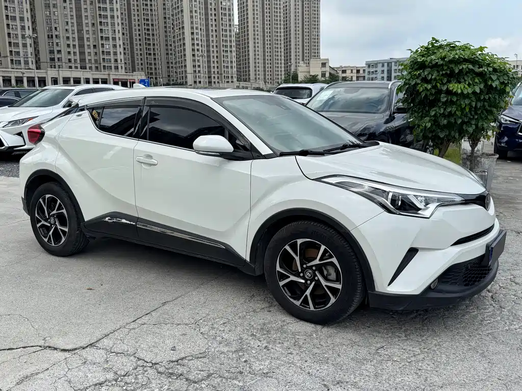 Toyota C-HR 2.0 L Leading Sunroof CN-V