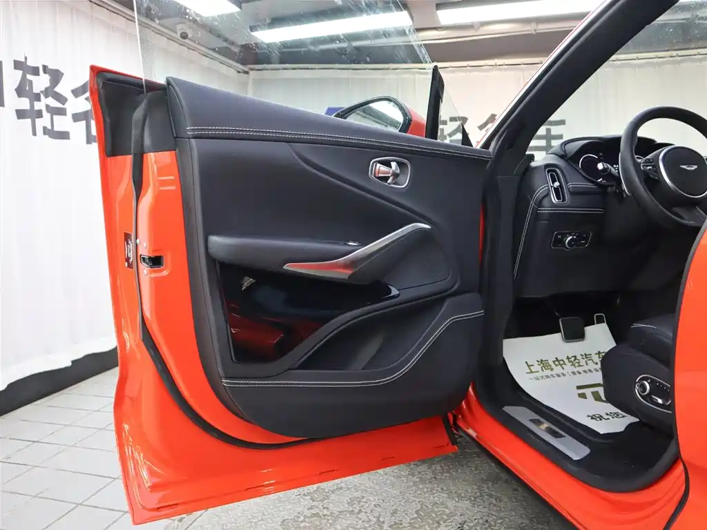 Aston Martin DBX 3.0 T STRAIGHT-SIX