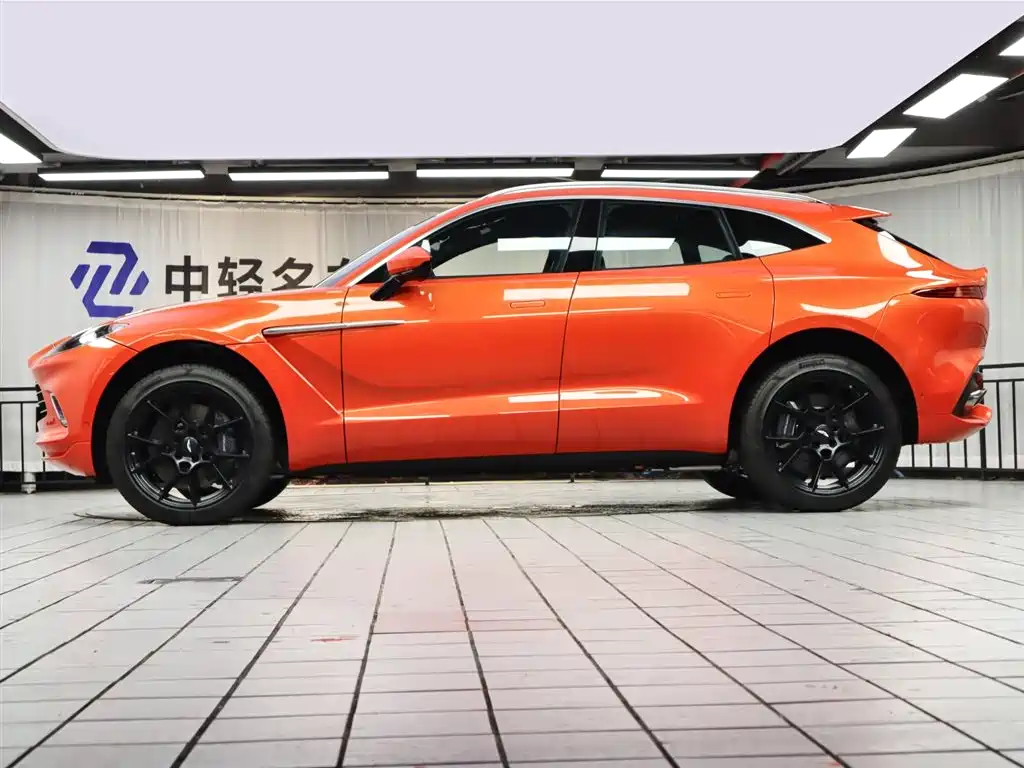 Aston Martin DBX 3.0 T STRAIGHT-SIX