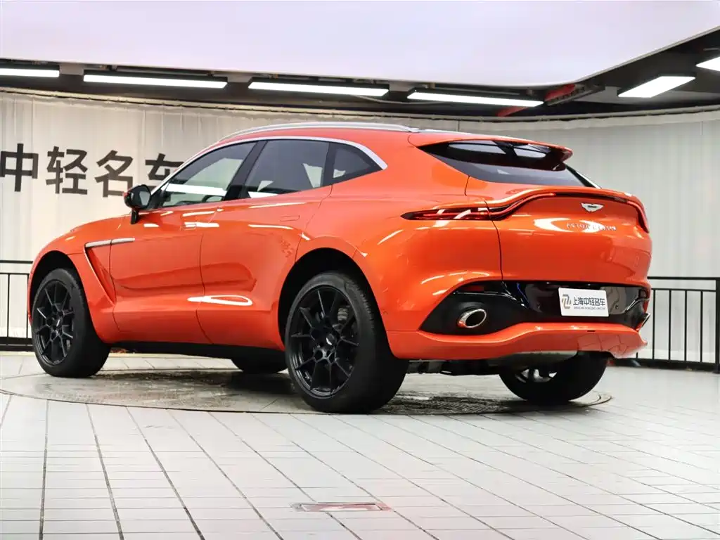 Aston Martin DBX 3.0 T STRAIGHT-SIX