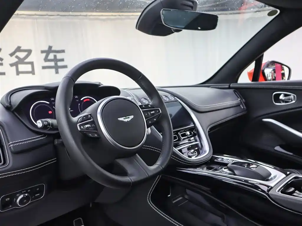 Aston Martin DBX 3.0 T STRAIGHT-SIX