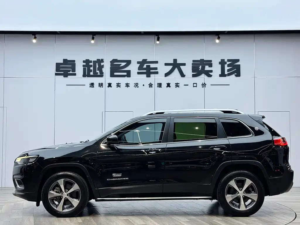 Cherokee 2.0 T 4 WD Explore Enjoyment CN-VI