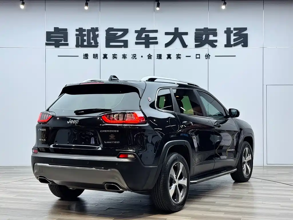 Cherokee 2.0 T 4 WD Explore Enjoyment CN-VI