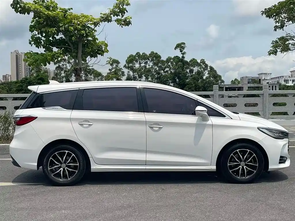 Song MAX 1.5 T Auto Connected Luxury 6-seat