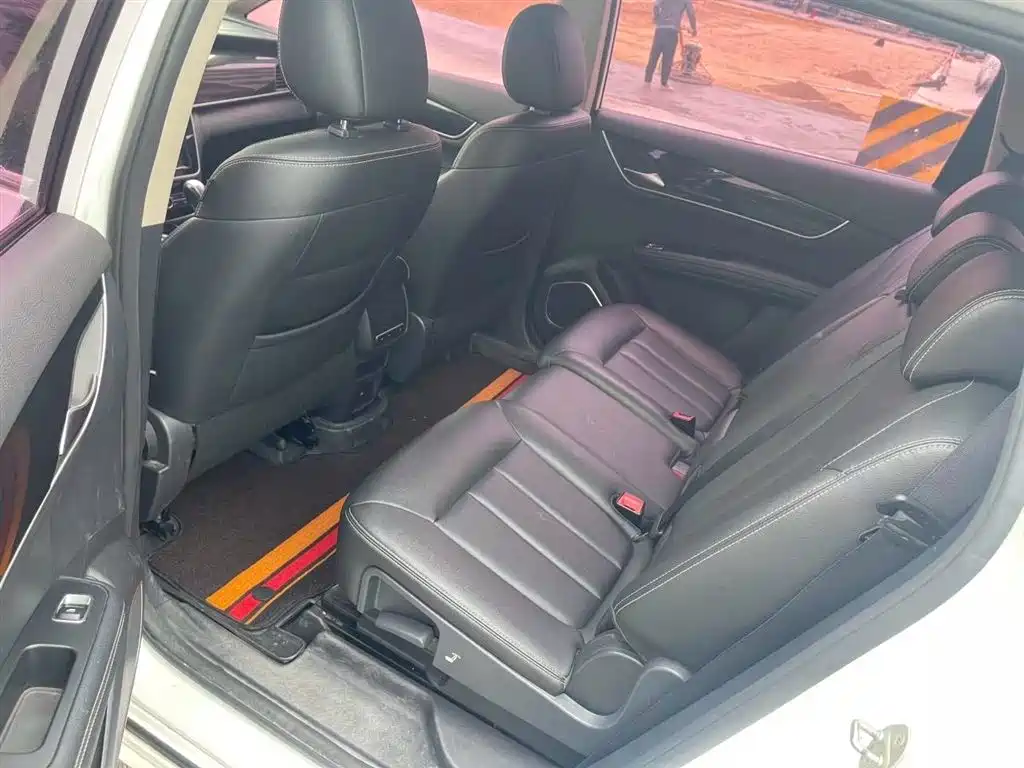 Song MAX 1.5 T Auto Connected Luxury 6-seat