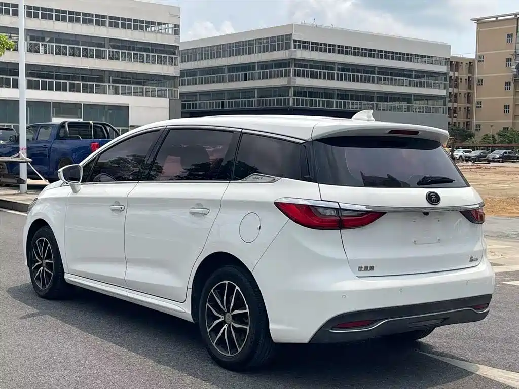 Song MAX 1.5 T Auto Connected Luxury 6-seat