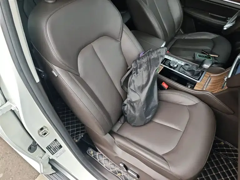 Roewe RX8 30 T Connected 4 WD Outstanding Flagship