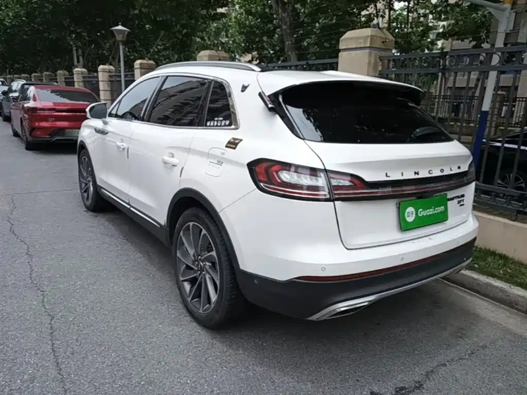 Nautilus 2.7 T 4 WD Honor Shine