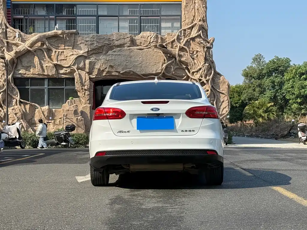 Focus Sedan 1.6 L Auto Comfort Smart Travel