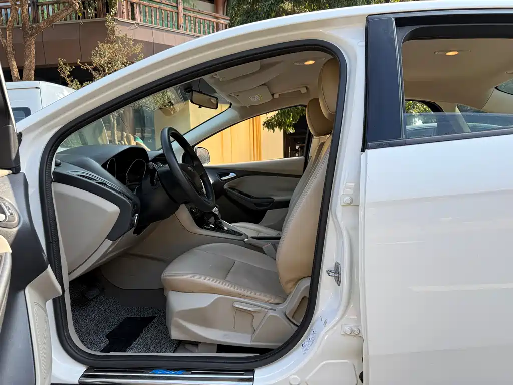 Focus Sedan 1.6 L Auto Comfort Smart Travel