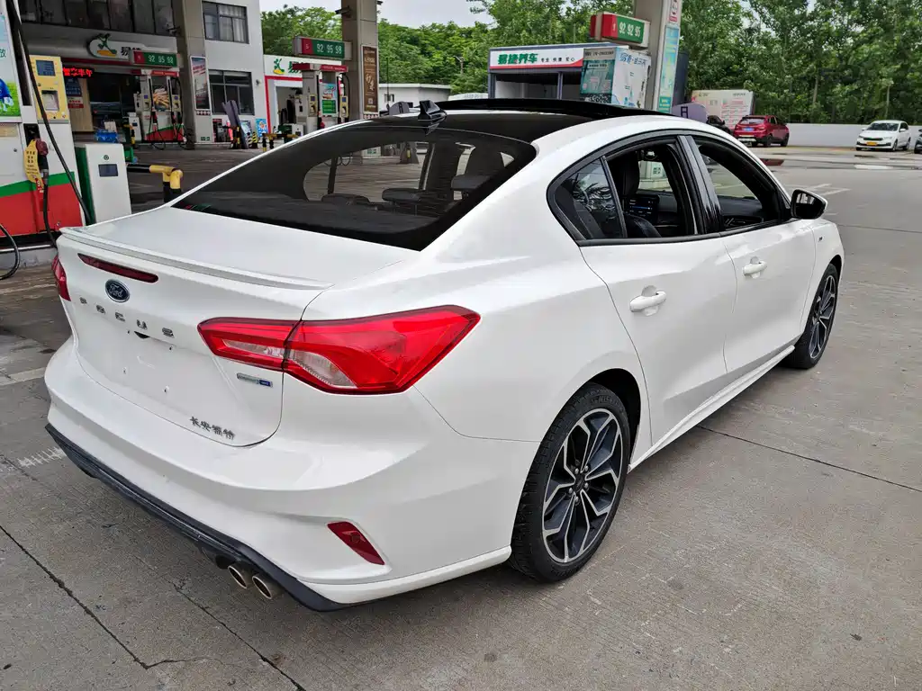 Focus Sedan EcoBoost 180 Auto ST Line