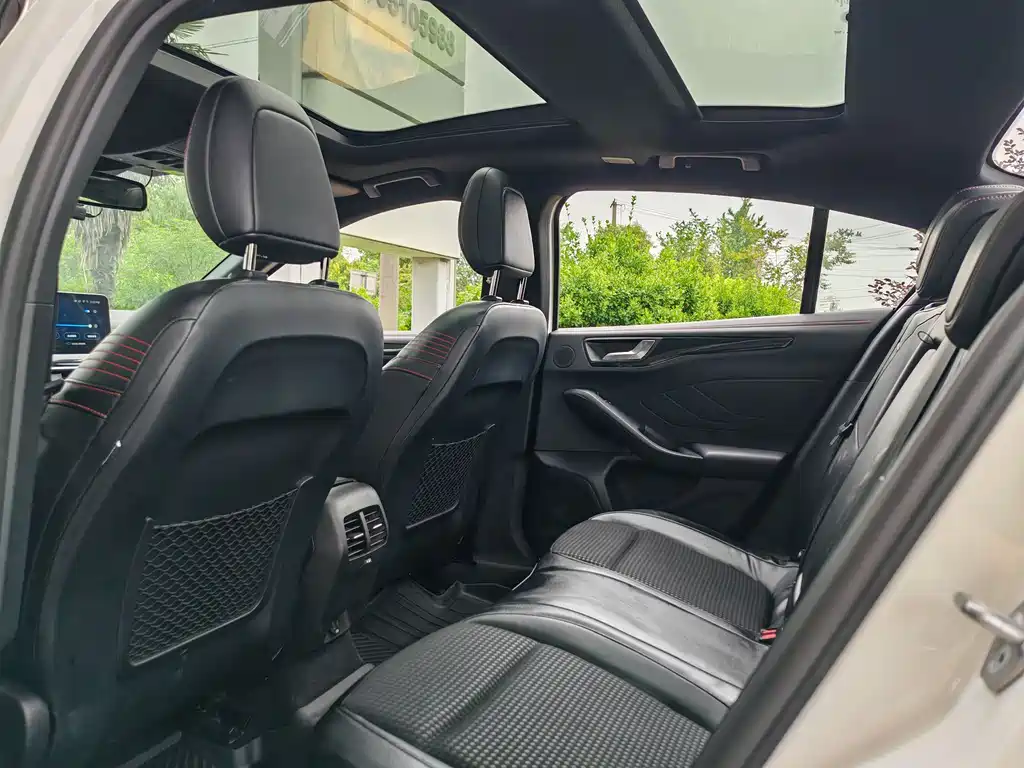 Focus Sedan EcoBoost 180 Auto ST Line