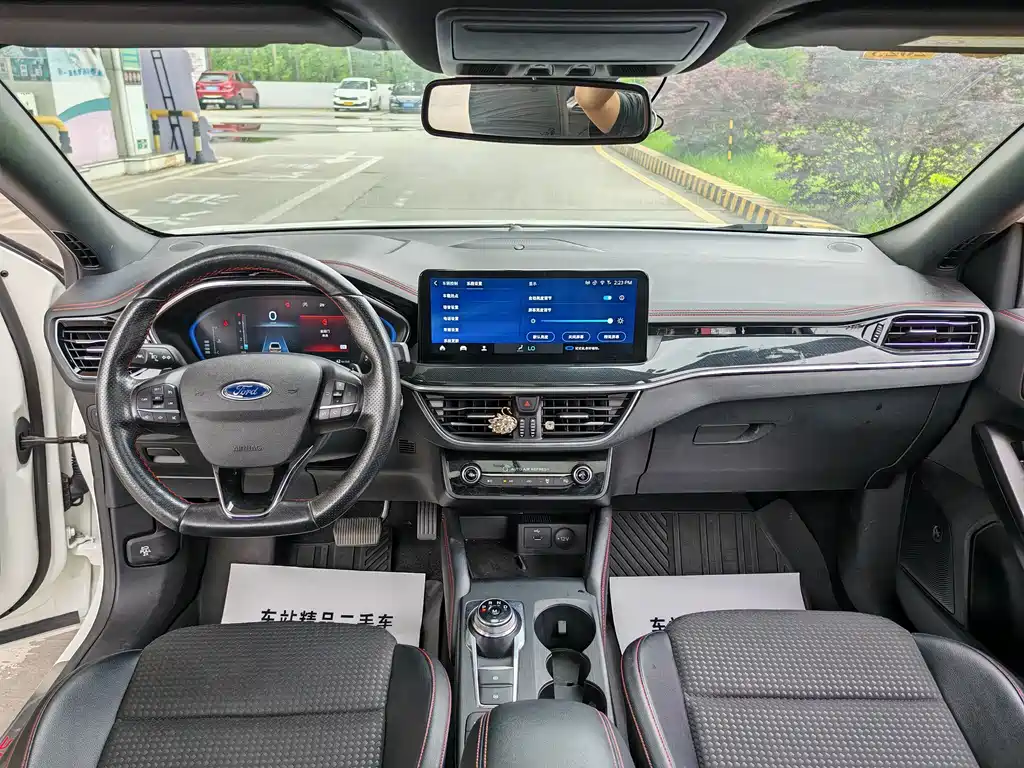 Focus Sedan EcoBoost 180 Auto ST Line