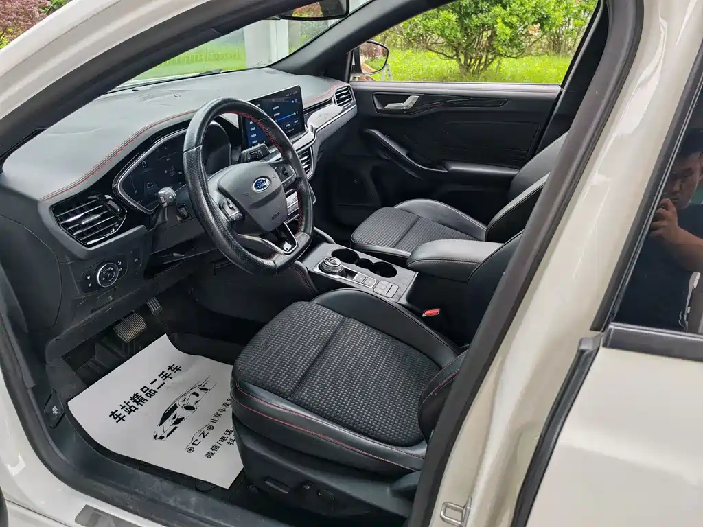 Focus Sedan EcoBoost 180 Auto ST Line