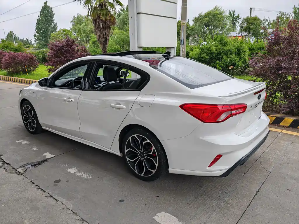 Focus Sedan EcoBoost 180 Auto ST Line