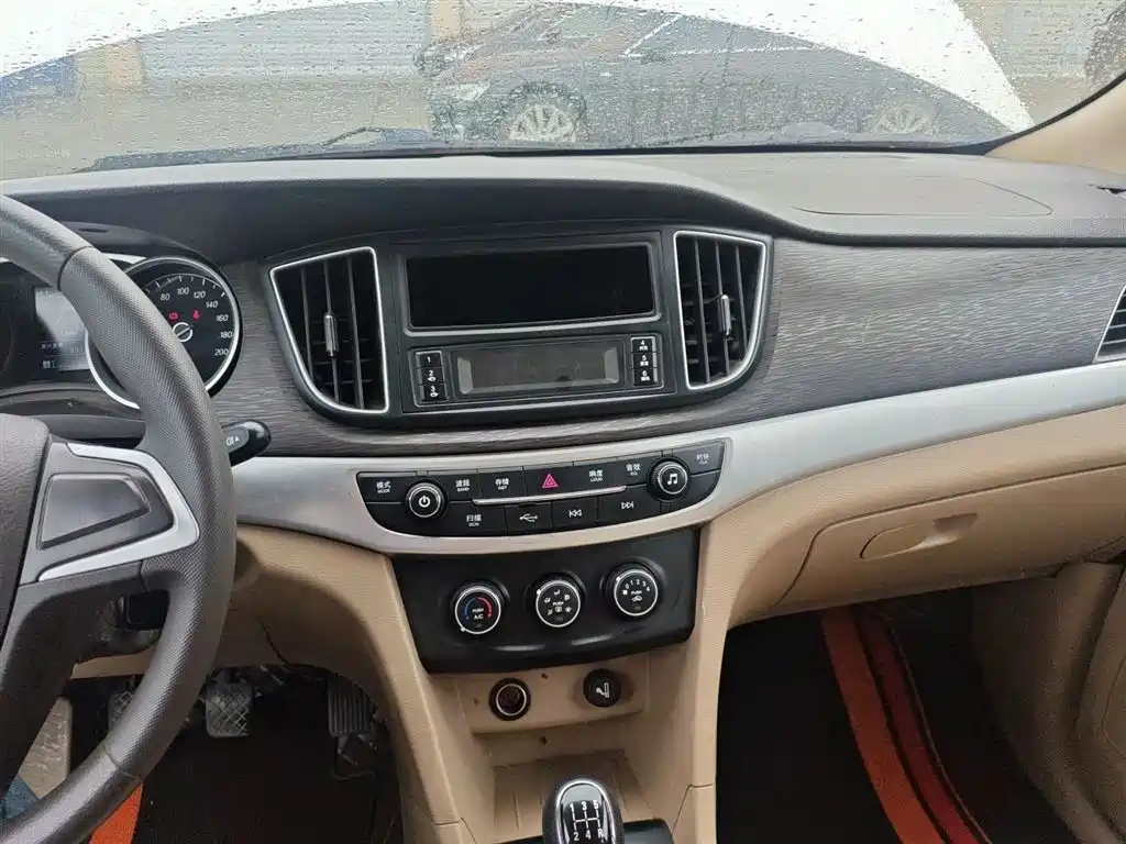 Baojun 730 Facelift 1.5 L Manual Standard 7-seat CN-V