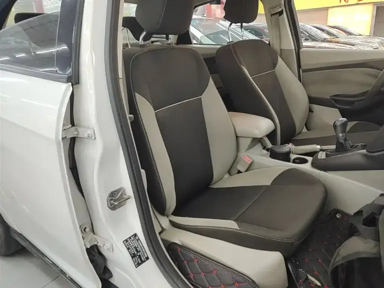 Ford Focus Sedan 1.6 L Manual Comfort