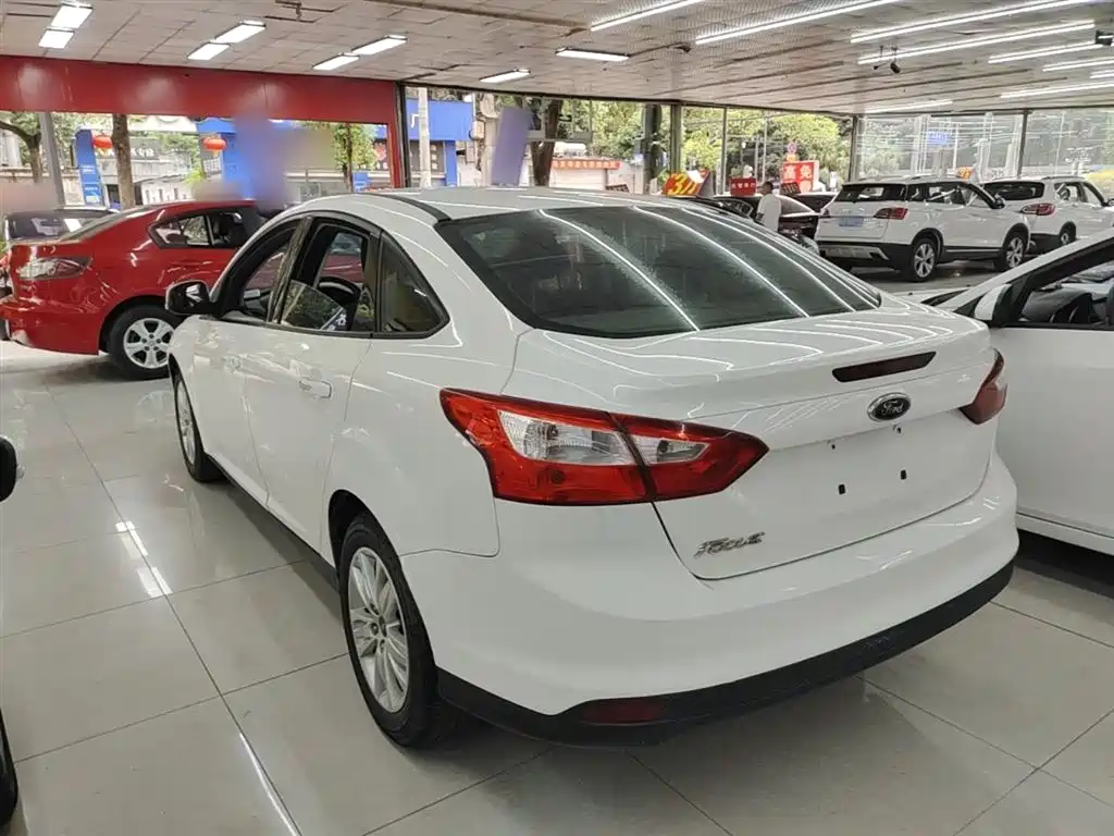 Focus Sedan 1.6 L Manual Comfort