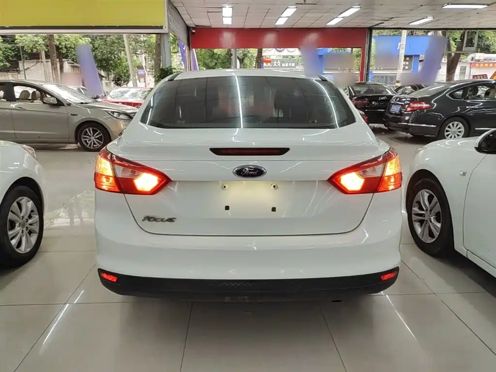Focus Sedan 1.6 L Manual Comfort