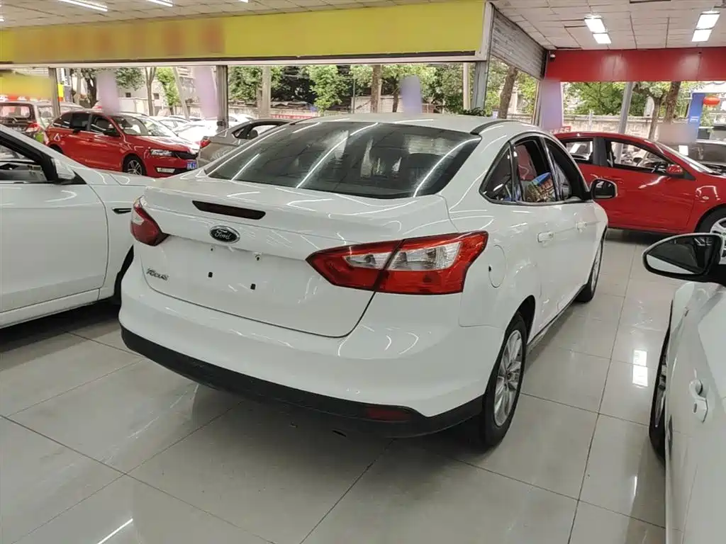 Focus Sedan 1.6 L Manual Comfort