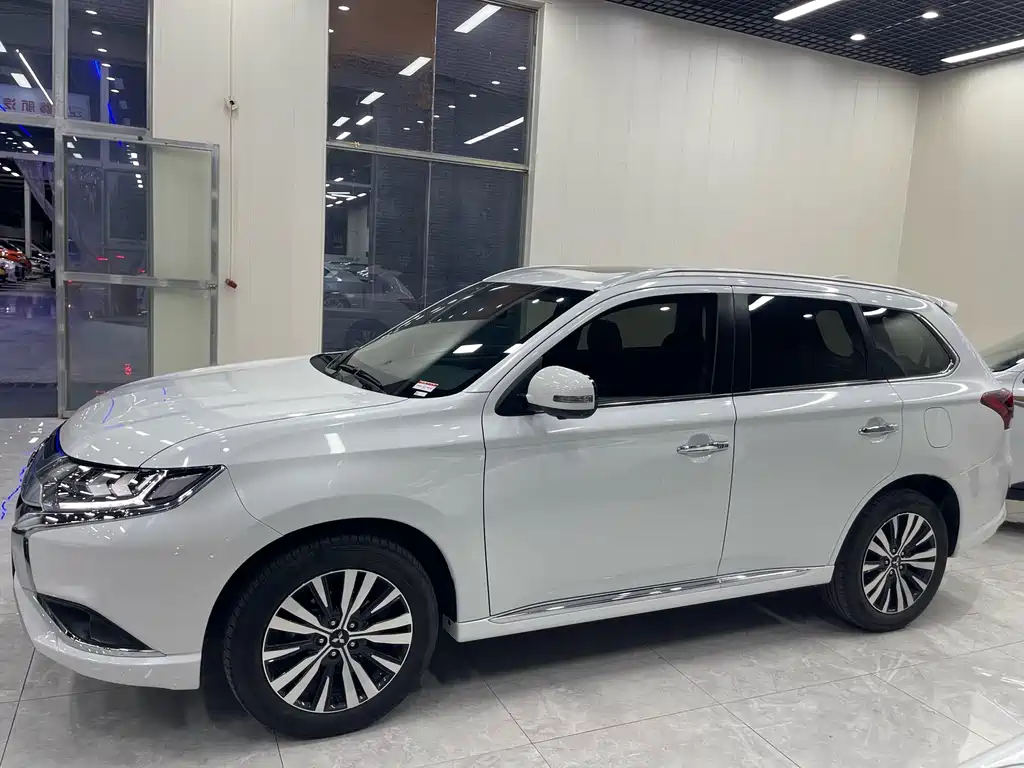 Outlander 2.4 L 4 WD Enjoyment 7-seat