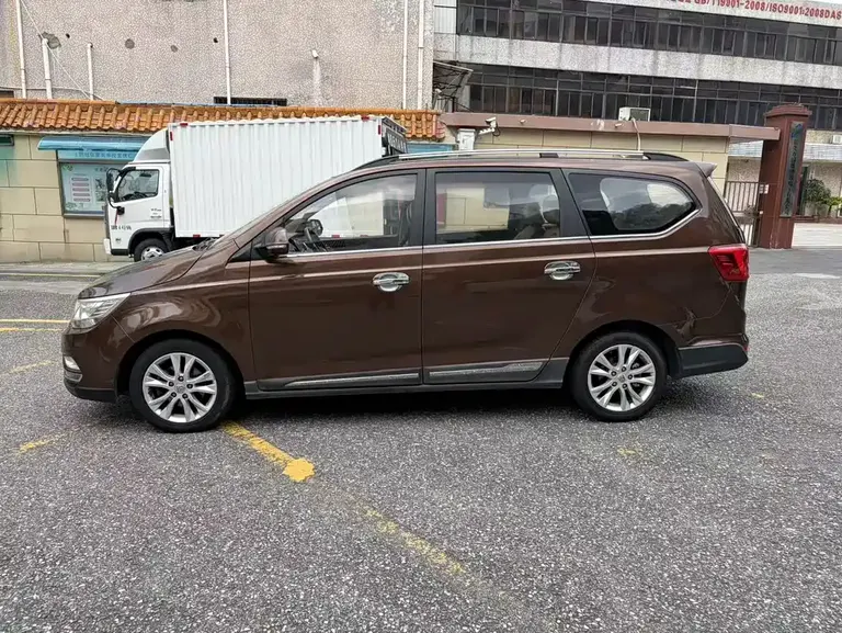 Baojun 730 1.5 L Manual Comfort 7-seat CN-V