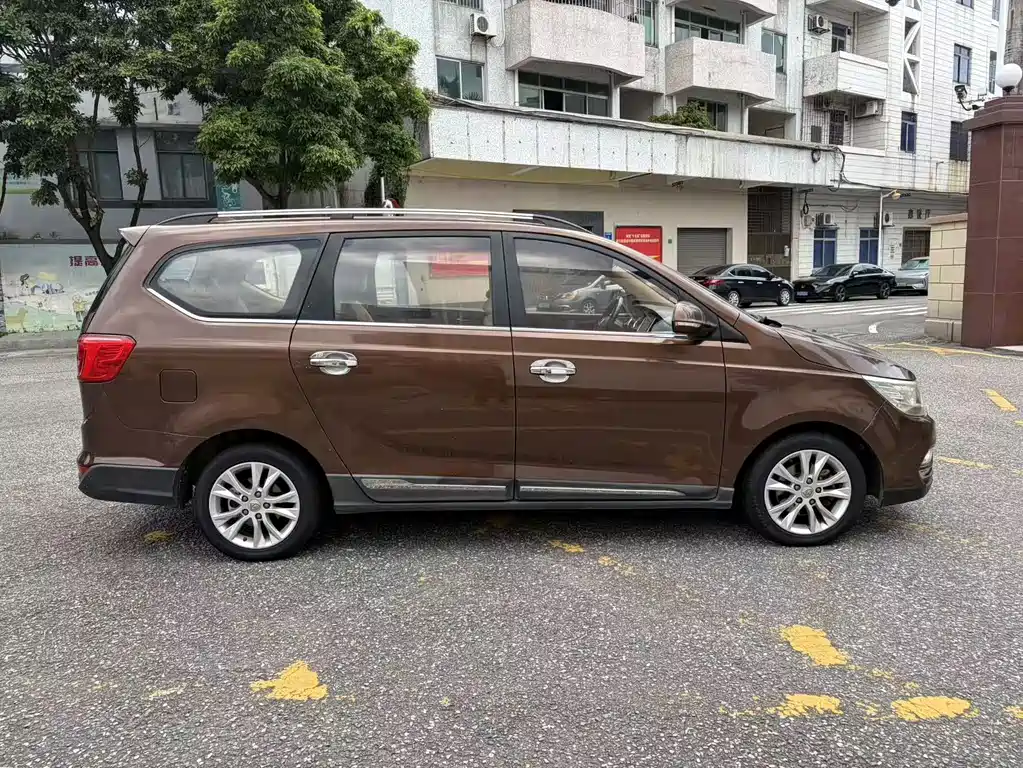 Baojun 730 1.5 L Manual Comfort 7-seat CN-V