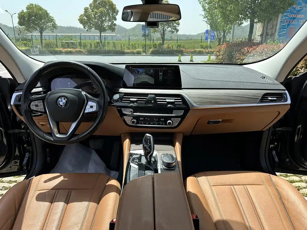 BMW 6 Series GT 630 i Luxury Design Package
