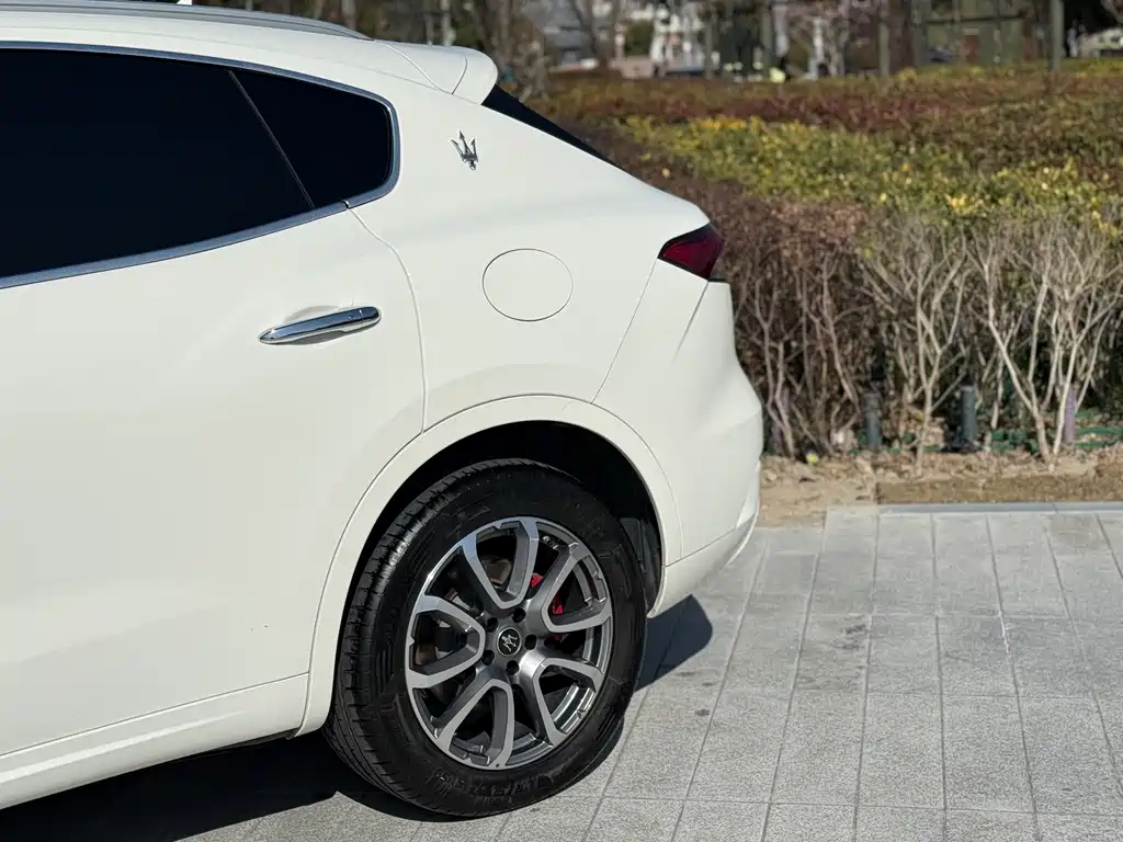 Levante 2.0 T GT Sharp Edge