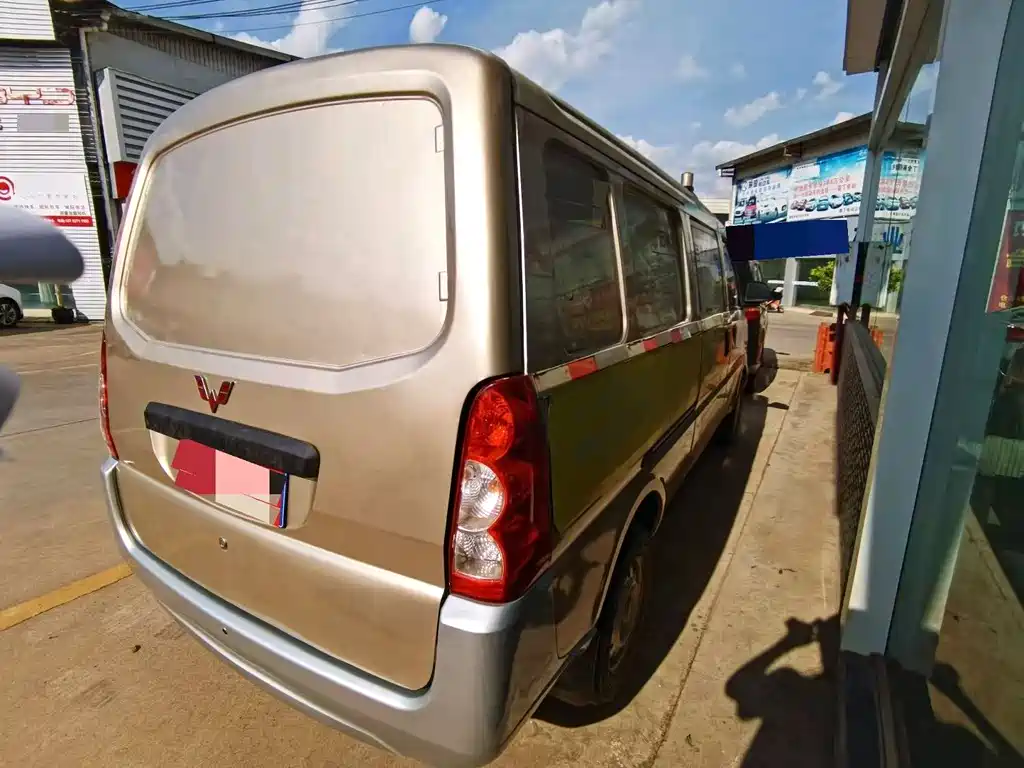 Wuling Rongguang 五菱荣光 2019款 1.5 L 加长厢式运输车基本型2座