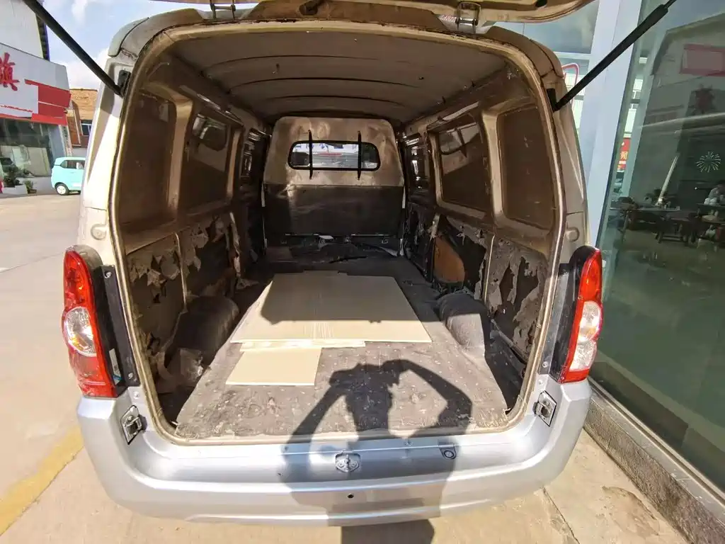 Wuling Rongguang 五菱荣光 2019款 1.5 L 加长厢式运输车基本型2座