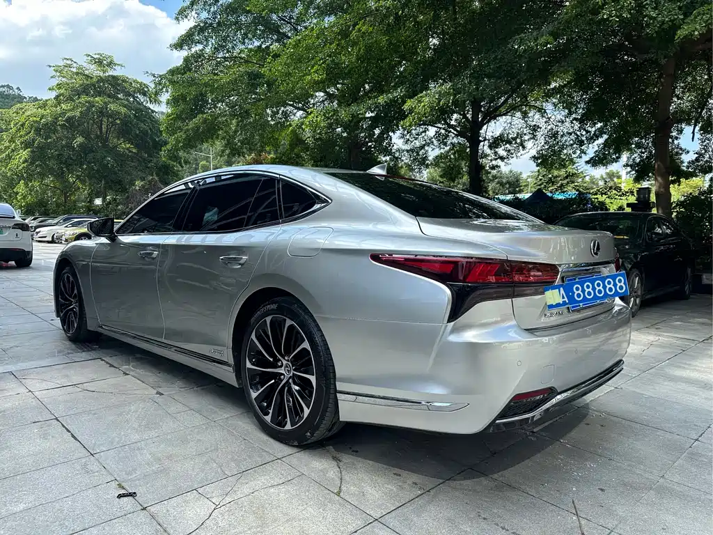 Lexus LS 500 h Outstanding